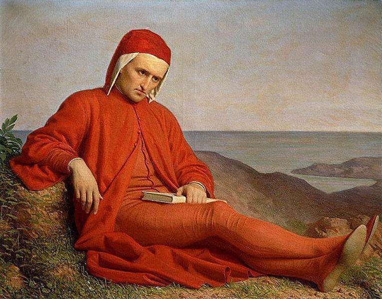 Uomo con veste e berretto medievali rossi seduto su un prato vicino al mare, con un libro in mano, con una costa collinare sullo sfondo (ritratto di Dante Alighieri).